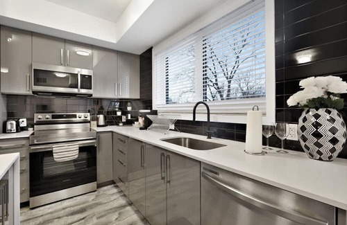 Niagara Falls Apartment | Stylish 2BR Suite Located 7 Mins From the Falls and Sleeps 6 guests
