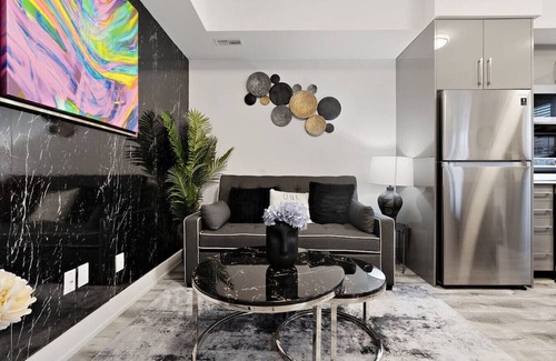 Niagara Falls Apartment | Stylish 2BR Suite Located 7 Mins From the Falls and Sleeps 6 guests