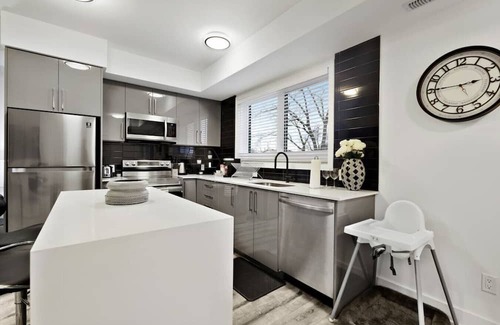 Niagara Falls Apartment | Stylish 2BR Suite Located 7 Mins From the Falls and Sleeps 6 guests