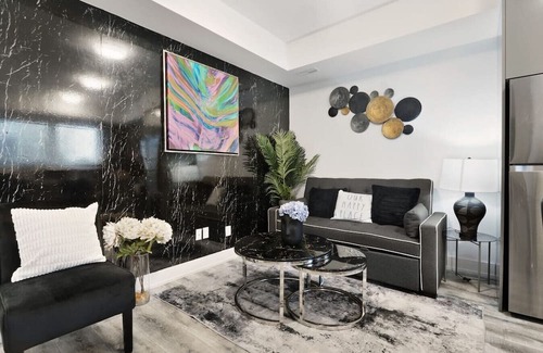 Niagara Falls Apartment | Stylish 2BR Suite Located 7 Mins From the Falls and Sleeps 6 guests