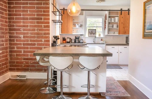 North Charleston House | Holmes Manor: 4br + Pool Table + Screen Porch!