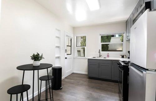 Hollywood Hills West Apartment | Chic Studio Near Laugh Factory
