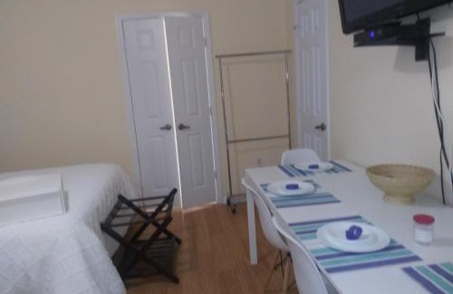 Marbella House | Posh guest suite with pool