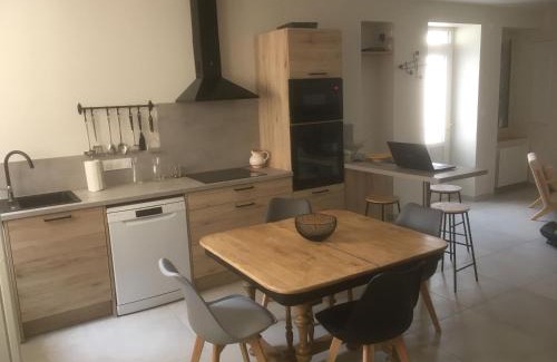 Dun-sur-Auron House | Gîte cosy à Dun-sur-Auron avec cour close et garage - FR-1-586-48