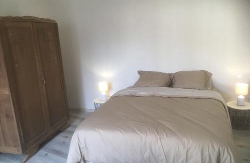 Dun-sur-Auron House | Gîte cosy à Dun-sur-Auron avec cour close et garage - FR-1-586-48