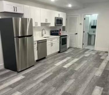 East Parkside Apartment | Cozy and Affordable Apt\Sleeps 3\1717 Apt 4