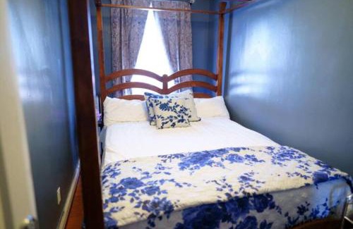 Queens Apartment | Yazzi's Place