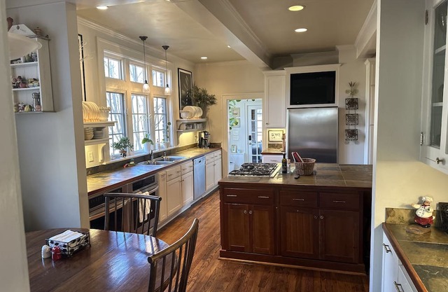 Large home 12 mins from Sanford Stadium/downtown, 8 mins to Botanical Gardens