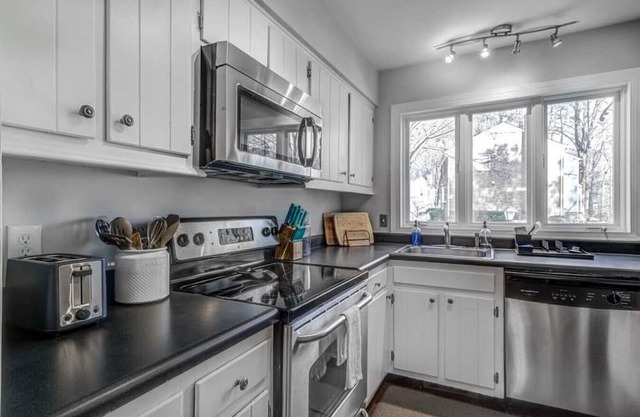 Lovely townhome minutes to downtown Raleigh/Cary