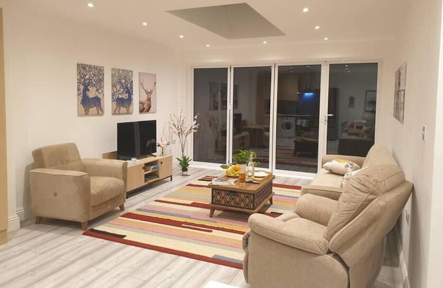 Spacious London King bed Garden flat in quiet street near parks.1072