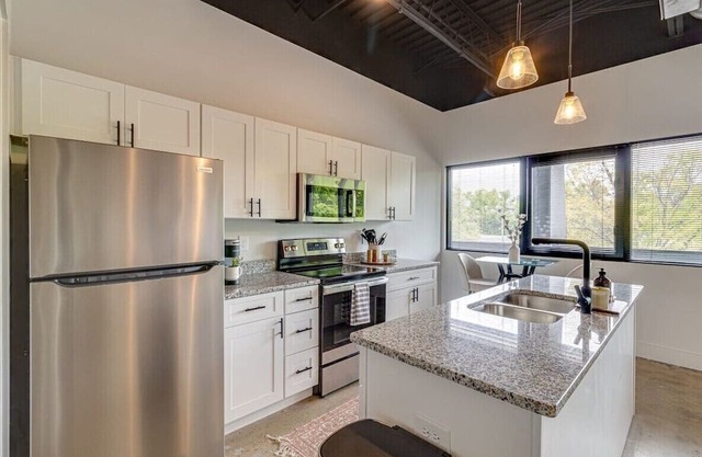 Studio with 2 Queen Beds 7 mins to DT!