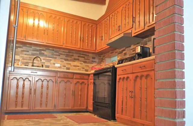 Modern renovations. Fast Wi-fi. Beach, food, nightlife & market access w/in 3 km