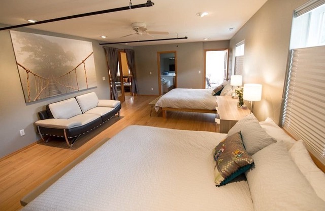 Downtown Leavenworth 3bd Townhome with Hot Tub, Sleeps 10!
