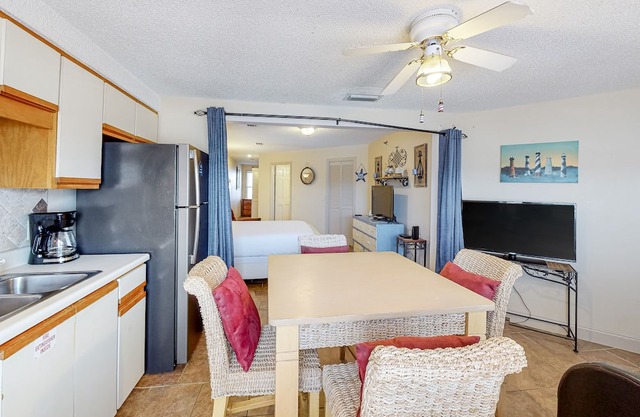 Cozy studio with resort pool & boat dock on the Grand Lagoon