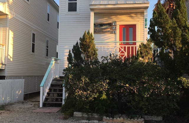 Sweet BEACH cottage. Walking distance to everything, Sleeps 10.