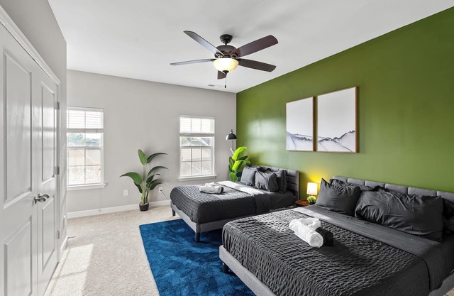 Upscale King 3BR Townhouse in Pineville