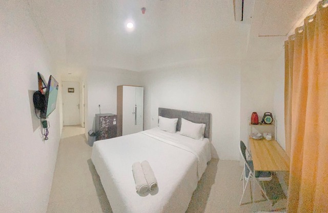 Simple White Accent Studio At Apartment Paltrow City