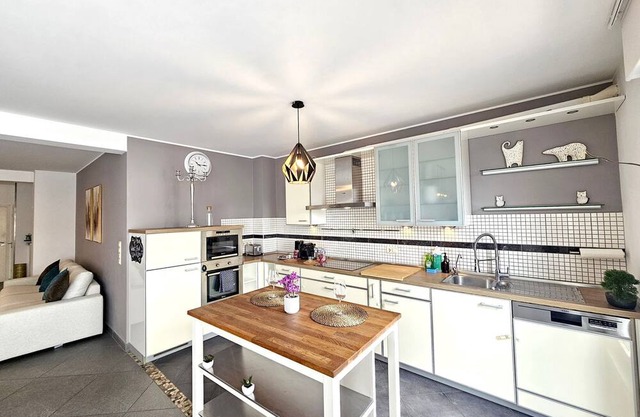 Well Appointed 2BR w terrace&parking