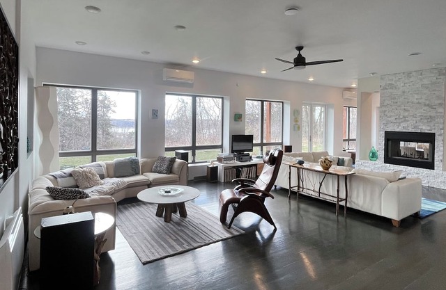 Private Lux House on 4 acres w Mississippi Views 10 min from Downtown Dubuque