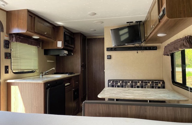 Lake Harding Lakeside Retreat campground with WiFi, AC in charming Salem Al.