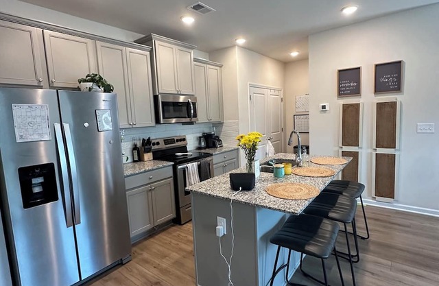 Beautiful home 20 minutes from amusement park, parks, shopping, and hospitals