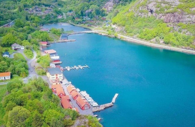 Holiday home "Ramsland Brygge 5", on the fjord Ramslandsvågen near Ramsland, Spangereid-Lindesnes, southern Norway, max 4 adults child, 2 bedrooms, 1 bathroom, boat mooring at the jetty in front of the house, terrace at the house, final cleaning .