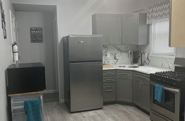 Superb 2-bedroom apartment in charming Newark with AC, WiFi, dresser