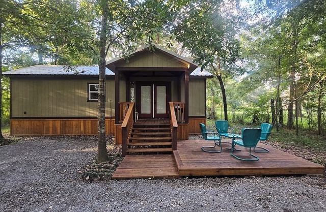 Cozy 1 Bedroom Bungalow with all the comforts of home!