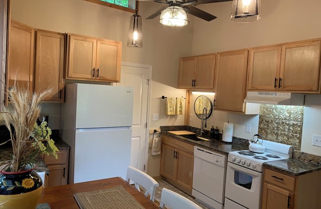 Countryside Cottage “The Jasmine House” Close to NC & SC Carolina Beaches