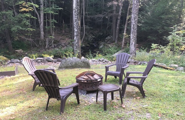 Lake area: Romantic cabin for 2 beside a babbling brook