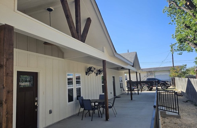 Mid-town Veranda/Centrally located.