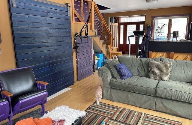 Anchorage Hillside 3BR home with mountain views, trail access, large yard!