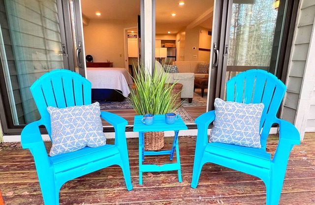 New Condo w/resort amenities: Indoor Hot tub, Pool, Tennis Courts etc Sleeps 4-6