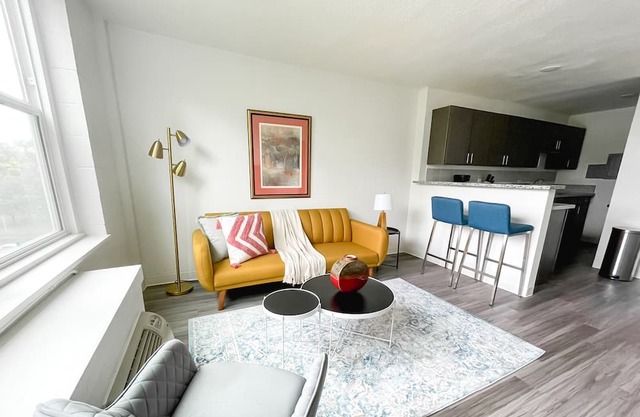 Sleepover: Vivid 1BD/1BA + Gym -Cincinnati