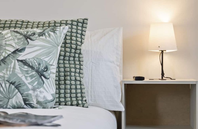 Deluxe Studio Flat - Free Street Parking