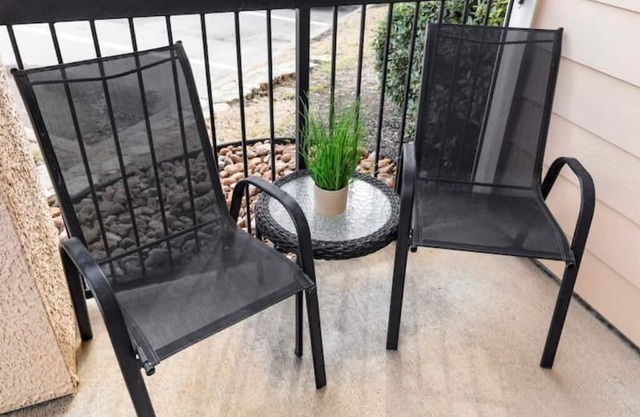 Sanitized Luxury 1Br 1Bath Condo/King bed/Pool/Gym