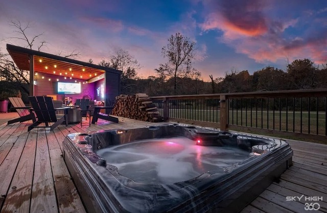 Creekside Oasis: Pool/Hot Tub | Beaver Lake & DTR