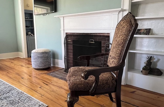 Charming Farm House "Roxy's Place" near lakes&beaches, Hot Tub Retreat!