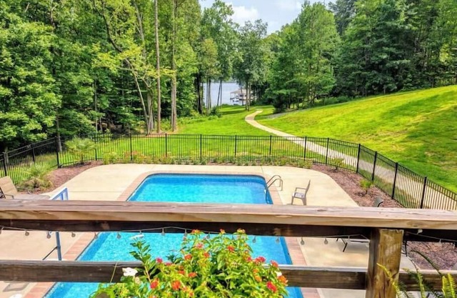 Lakefront with Pool-Ideal getaway for family, friends or co-workers
