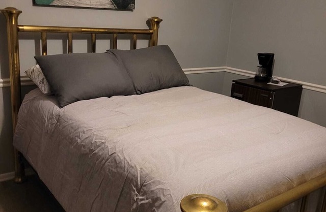 Comfy Townhouse has your home away from home. Close to I15, Shopping mall.