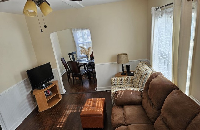 Cozy home- DT Fuquay-Varina-fenced yard, wood-burning fireplace, large driveway