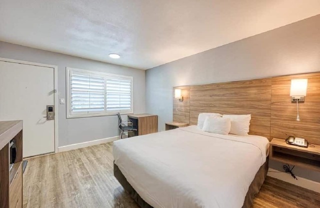 Non-Smoking 1 Queen Bed