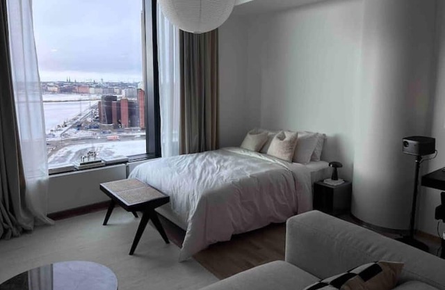 Modern, stylish 14th floor studio