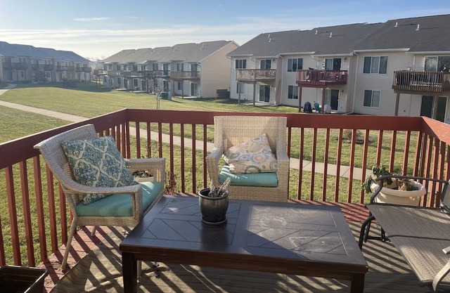 Cheerful 3 bedroom townhouse with fireplace, deck