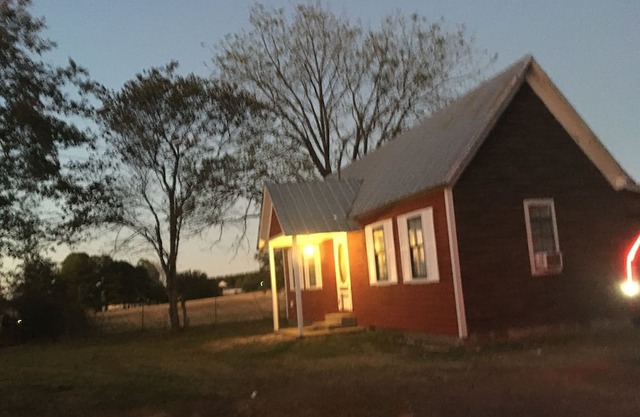 Cozy Country Cottage, directly in the pathway of the 2024 solar eclipse.