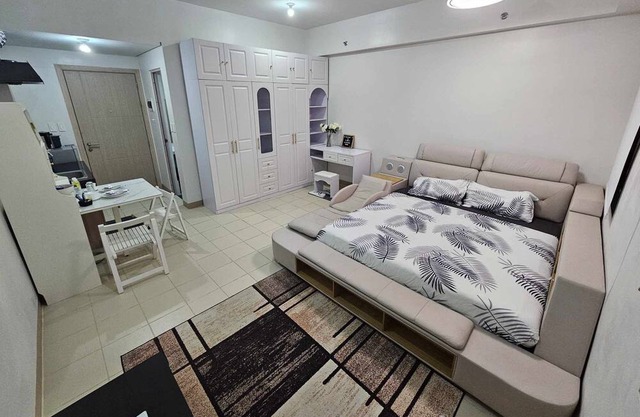 5 minutes to SM Marilao! Family-size condo with Smart Tv for Netflix.