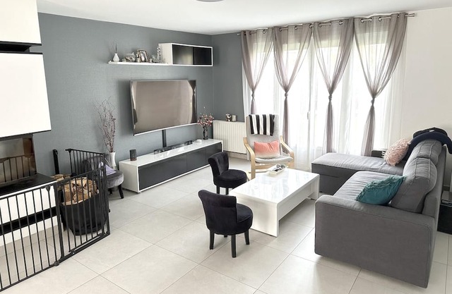Homerez - Spacious house for 8 ppl. with garden and terrace at Élancourt