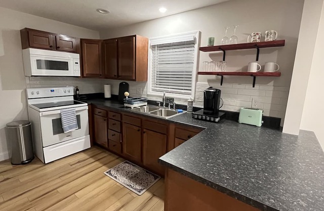 Cozy 2 Bedroom Home Near Hospitals and Interstate