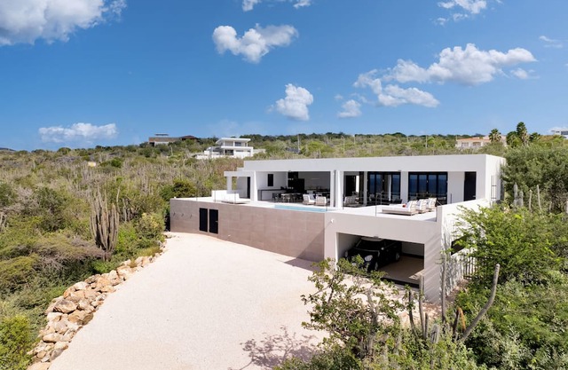 Villa Regatta, NEW! Exclusive luxurious villa with ocean views and infinity pool!