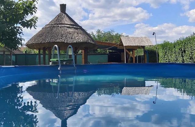 Holiday home with outdoor pool and WiFi